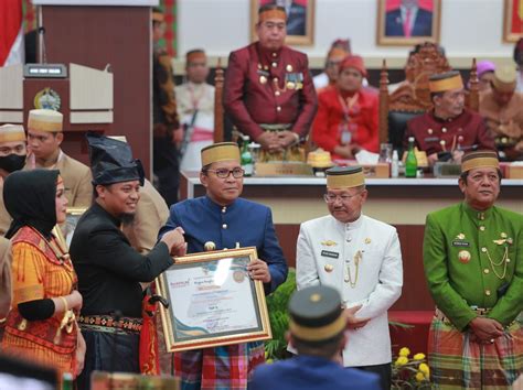 Pose Masuk Top Inovasi Tingkat Provinsi Danny Pomanto Terima