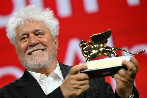 Pedro Almodóvar gana el León de Oro por La habitación de al lado y