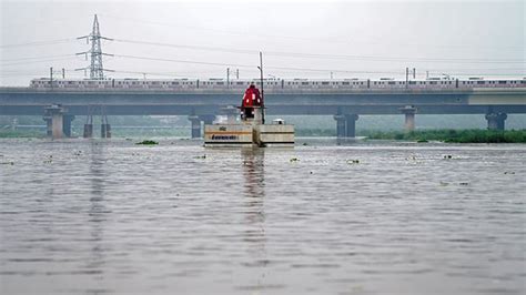 Delhi Flood Alert Cm Kejriwal Takes Stock Says Govt Ready For Any Eventuality India News