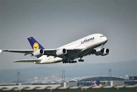 Lufthansa Va Introduce O Tax De Mediu De P N La Euro Pentru