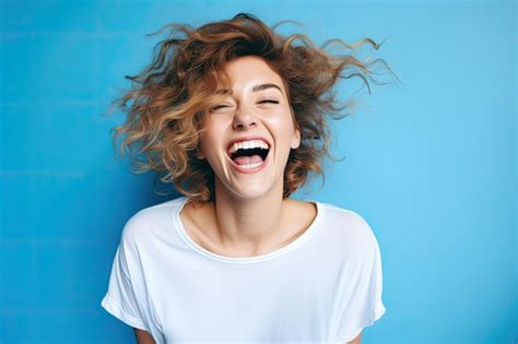 Uma Mulher Os Olhos Fechados Rindo Foto Premium