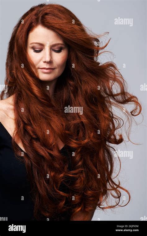 Jeune Femme Aux Cheveux Roux Bouclé Banque De Photographies Et Dimages