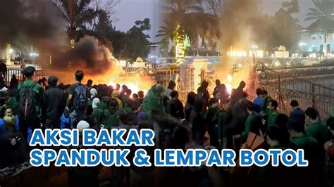 Coba Masuk Gedung Sate Massa Mahasiswa Bakar Spanduk Dan Lempar Botol