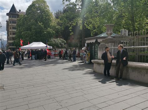 Aprile Al Gazebo Della Cgil Si Leggono Gli Articoli Della