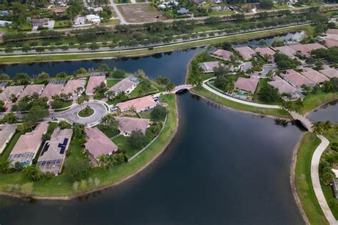 Una Vista De Las Casas En El Lago Foto Premium