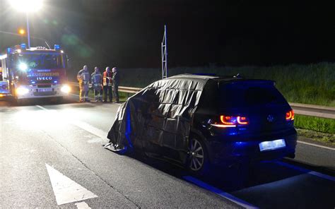 Bornheim Bei Bonn Mann Bringt Autofahrer Zum Anhalten Und Sticht Auf