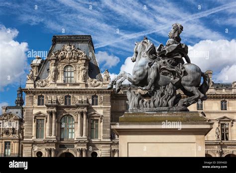 Monumento A Luigi Xiv Di Fronte Al Louvre Immagini E Fotografie Stock