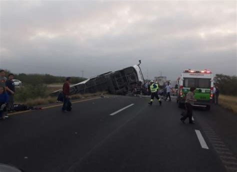 Volcadura en Nuevo León deja un muerto y 15 heridos