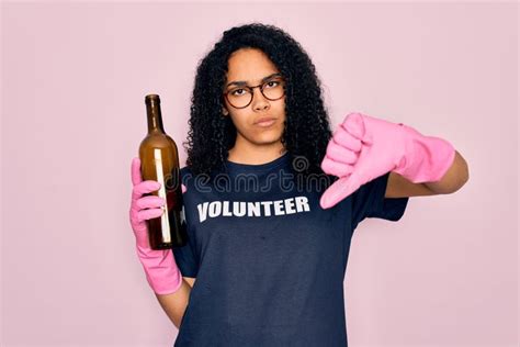 Mujer Afroamericana Rizada Con Camiseta De Voluntario Haciendo