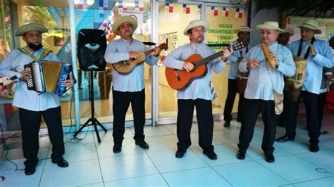 UpInforma Orquesta Folclórica Los Juglares se presenta en actividad