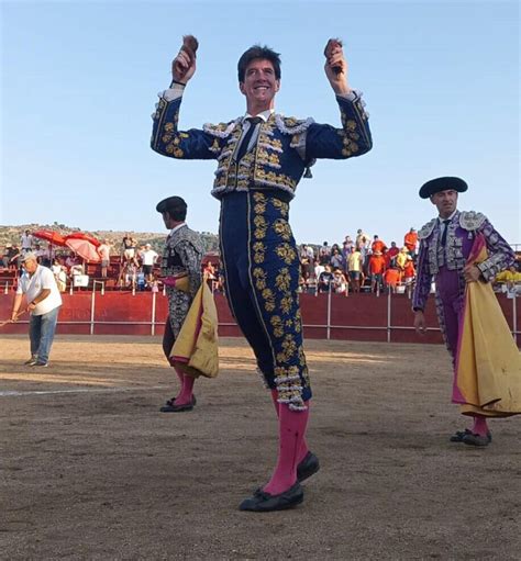 Esaú Fernández Y Luis Gerpe A Hombros En San Bartolomé De Pinares