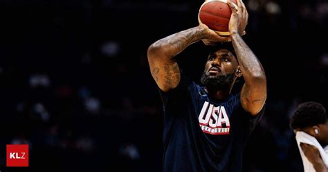 La Estrella Del Baloncesto LeBron James Lleva La Bandera De Estados