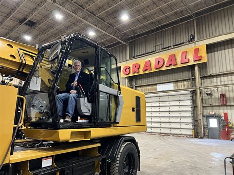 Rep. Bill Johnson Tours Gradall Industries in New Philadelphia