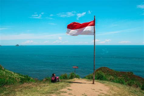 Terbentang Di Dasar Laut Manokwari Indahnya Bendera Merah Putih