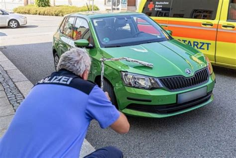 Schwerer Unfall In Lengenfeld Mopedfahrerin Von Abbiegendem Skoda