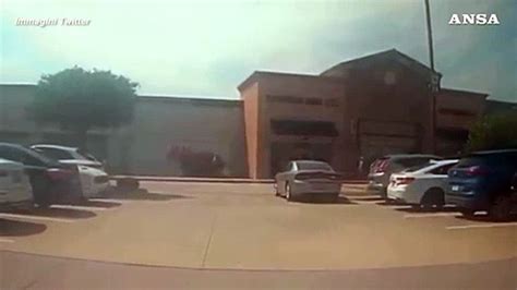 Video Shock Della Sparatoria Nel Centro Commerciale In Texas Video