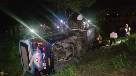 Tabrak Truk Pecah Ban Bus Rombongan Wisata SMAN 1 Sidoarjo Kecelakaan