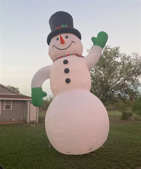 Home Depot Is Selling A 20-Foot Snowman Inflatable You Can Put in Your ...