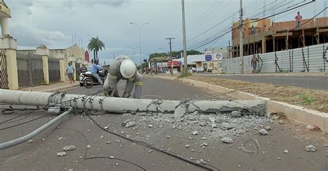 G1 Caminhão enrosca em fios de energia e derruba poste em Campo