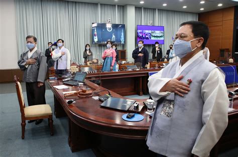 文대통령 한복 입고 국무회의 주재장관들도 한복 참석 헤럴드경제