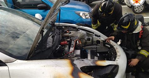 Châtillon auto elettrica prende fuoco