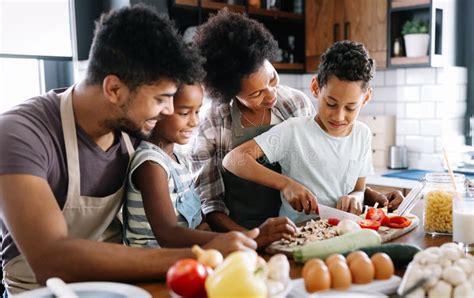 Familia En Cocina Haciendo Desayuno Juntos Niña Divertirse Con Mamá Y