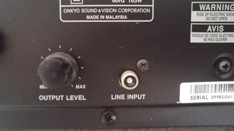 O plugue do cabo desse subwoofer quebrou e a ponta ficou lá dentro