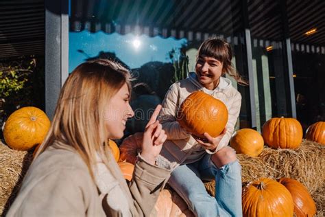 Les Filles S Amusent Parmi Les Citrouilles Et Des Meules De Foin Dans