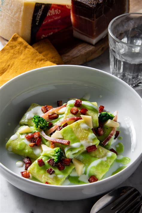 Pasta Con Crema Di Broccoli Fonduta Di Formaggio Stelvio DOP E Speck