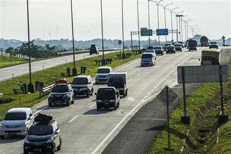 INFO MUDIK Arus Kendaraan Pemudik Mulai Padati Tol Cipali