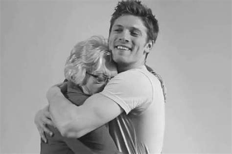 First Gay Hug Le Premier Calin Entre Homosexuels Et Homophobes