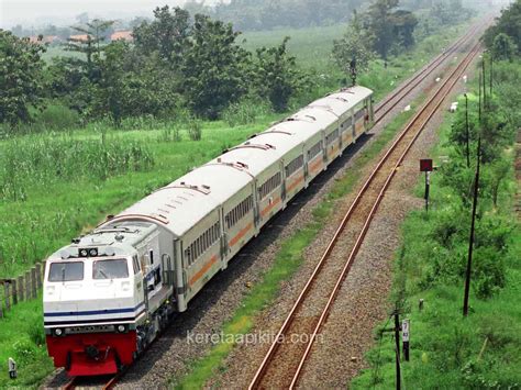 Lokomotif CC2030203 Livery Dua Garis Biru Kereta Api Kita