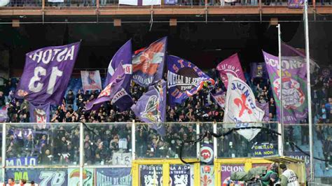 Fiorentina Striscione Polemico Dei Tifosi Viola Contro I Giornalisti