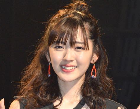 歌手・鈴木愛理、始球式で”ミニスカートの中”見せにファン興奮「色は純白ですね」「極限まで拡大したわ」 Hachibachi