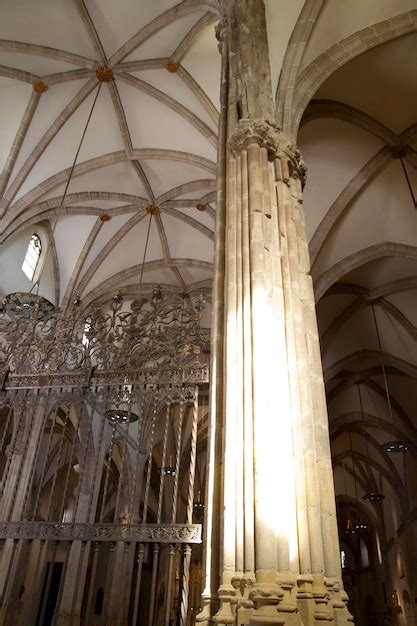 Premium Photo | Interior of the cathedral of alcala de henares, arches ...