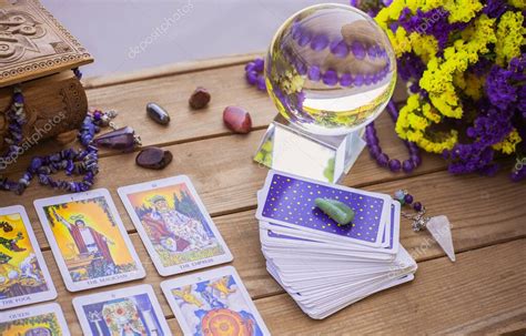 La Carta Del Tarot Sobre La Mesa La Magia Blanca Los Atributos Para