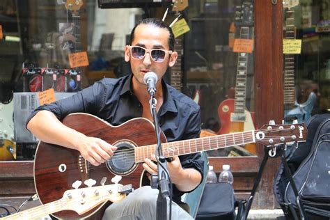 Spettacolo Musicale Con Mladen In Piazza Fossatello Goa Magazine