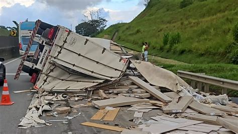 Acidente Fatal Carreta Interdita Parcialmente a Via Dutra em Piraí