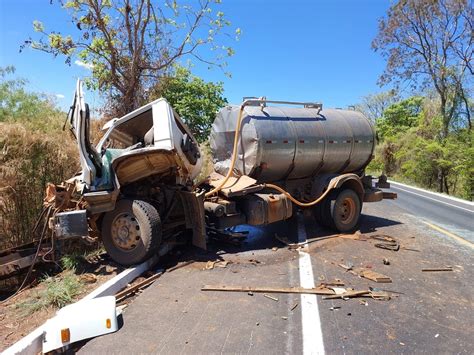 Caminhoneiro Fica Ferido Ap S Bater Na Traseira De Outro Caminh O