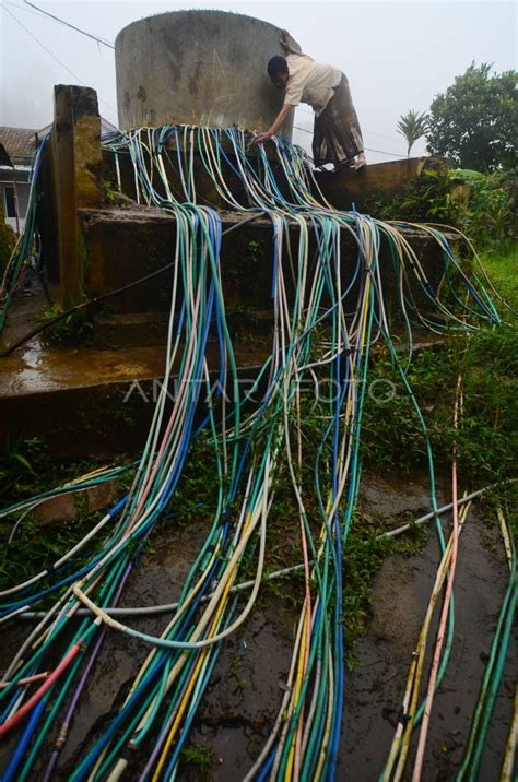 PENAMPUNGAN AIR BERSIH ANTARA Foto