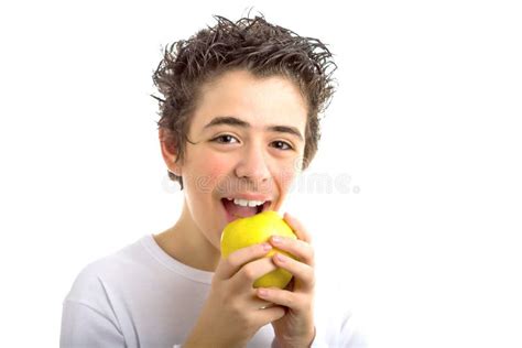 Muchacho Sonriente Que Va A Morder Una Manzana Amarilla Foto De Archivo