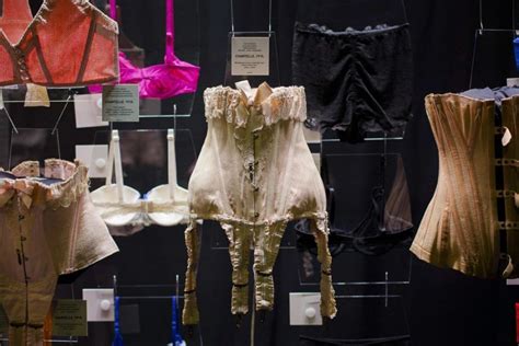 Exposition sur la lingerie française à Toronto La Presse