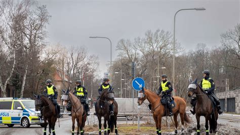 Schweden Polizei Erlaubt Koranverbrennung Zum Opferfest Vor Moschee