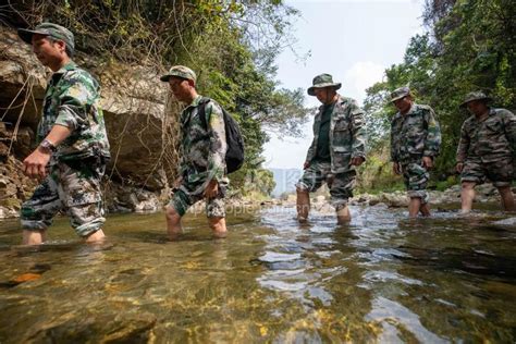 海南白沙巡护河道 守护母亲河 人民图片网