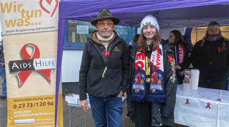 Schleife Zeigen Beim Eishockey Aidshilfe Im M Rkischen Kreis