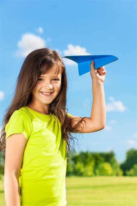 Badine L Imagination Enfant Jouant Avec L Avion De Jouet Contre Le Ciel