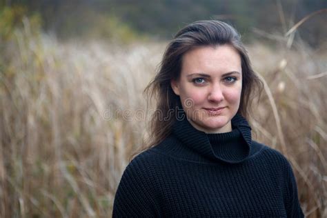 Jovencita De Brunette En Plena Naturaleza Imagen De Archivo Imagen De Negro Su Ter