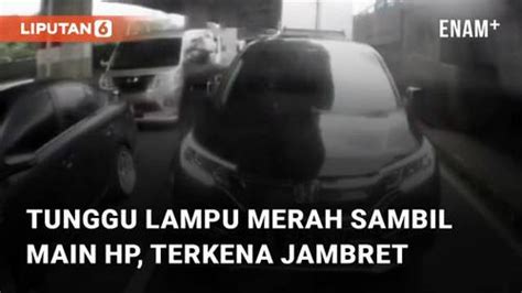 VIDEO Tunggu Lampu Merah Sambil Main Hp Pengemudi Mobil Terkena