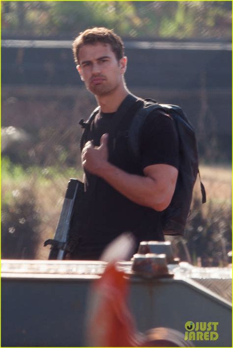 Zoe Kravitz Shows Off Her Bikini Body Before Filming More Allegiant Scenes In Atlanta Photo