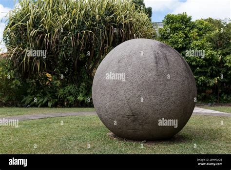 Costa Rica antigua esfera de piedra precolombina Fotografía de stock